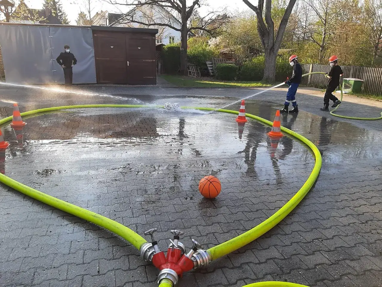 Jugendfeuerwehr übt praktische Ausbildungsideen: Wasser marsch! Ein Basketball dient als Ziel.