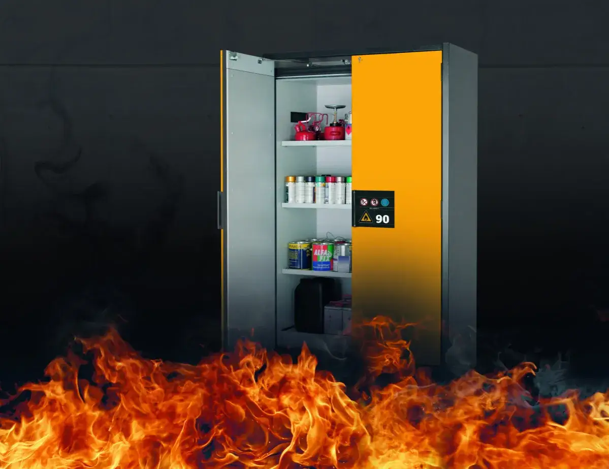 Sicherer Schrank für Gefahrstoffe lagern, geschützt vor Flammen.