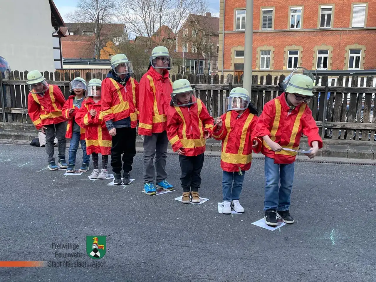 Kinder in Feuerwehrausr&uuml;stung &uuml;ben. Ab wann darf man bei der freiwilligen Feuerwehr Eins&auml;tze mitfahren? Hier wird spielerisch ge&uuml;bt.