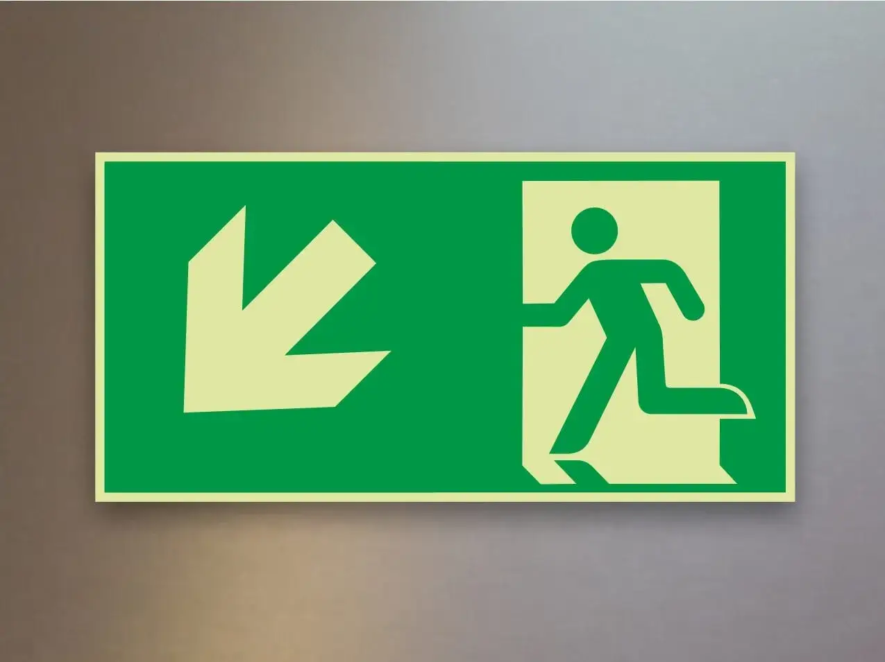 Gr&uuml;nes Schild mit leuchtendem Pfeil nach links unten und einer rennenden Person, die eine T&uuml;r verl&auml;sst. Dies ist der zweite Rettungsweg.