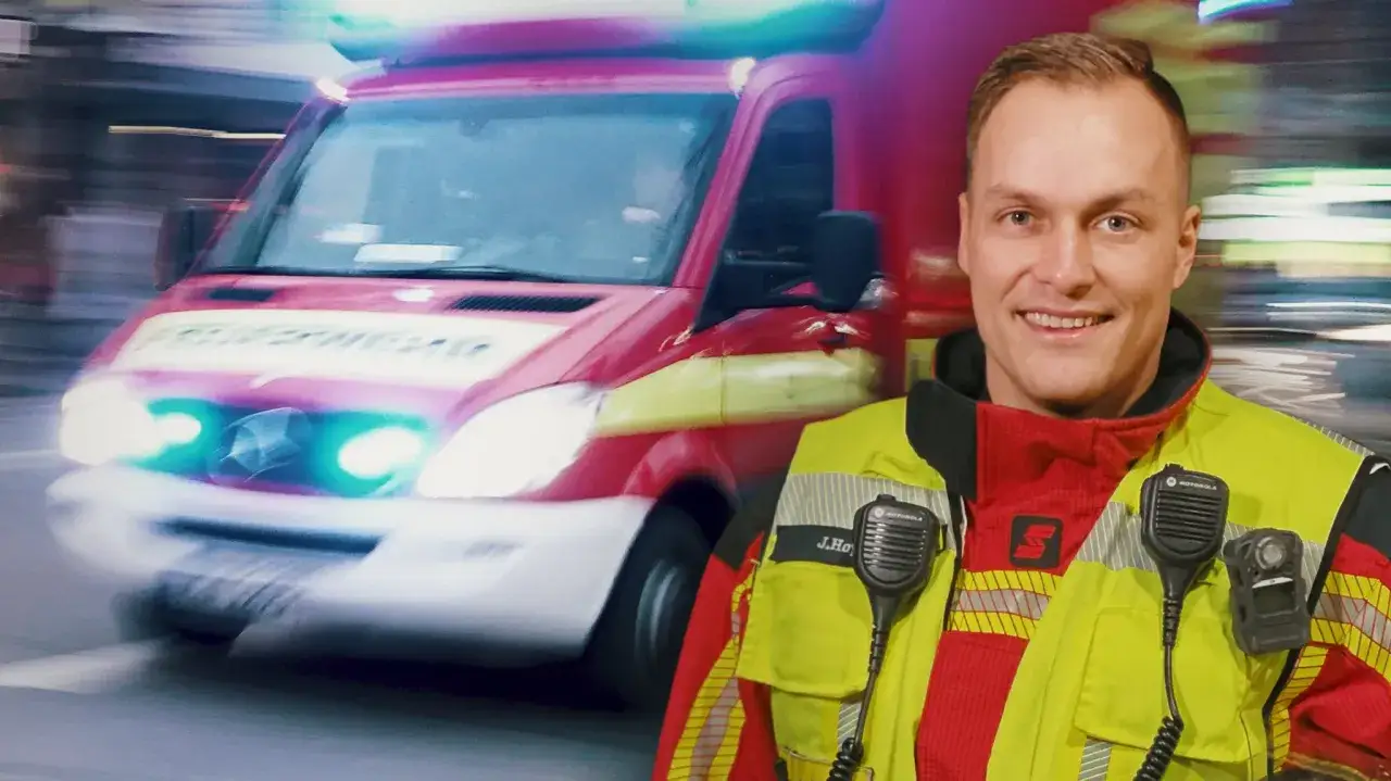 Ein lächelnder hauptamtlicher feuerwehrkommandant in Einsatzkleidung, mit einem Feuerwehrauto im Hintergrund.
