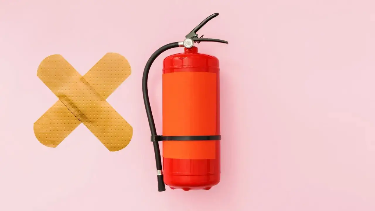 Feuerlöscher und Pflaster, die an eine X-Form erinnern. Ein Symbol für die Behandlung von Verbrennungen 3. Grades und die schnelle Hilfe bei Notfällen.
