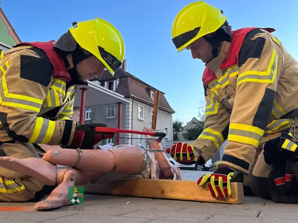 Zwei Feuerwehrleute üben mit einer Übungspuppe. Tolle Feuerwehr Übungen Ideen für realistische Szenarien.