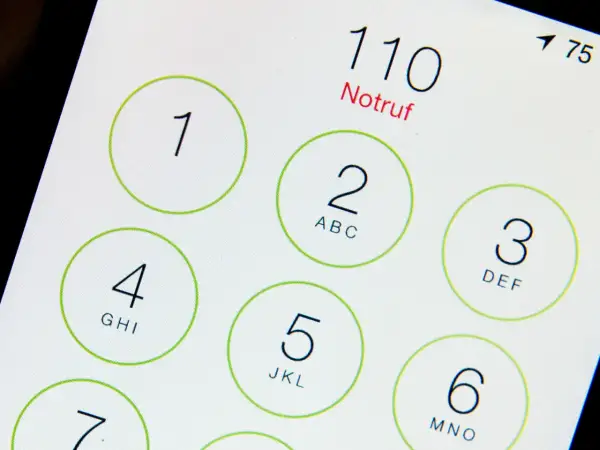 Notruftaste 110 auf einem Smartphone-Display. Die internationale Notrufnummer Europa ist 112, aber 110 ist die Notrufnummer in Deutschland.