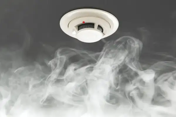 Rauchmelder an der Decke erkennt Zigarettenrauch in einem Hotelzimmer.