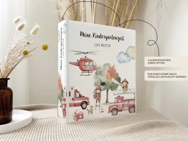 Ordner "Meine Kindergartenzeit" mit Feuerwehr-Motiv. Ideal als Kita-Material für Erinnerungen. Enthält Rettungsfahrzeuge, Helfer und niedliche Tiere.